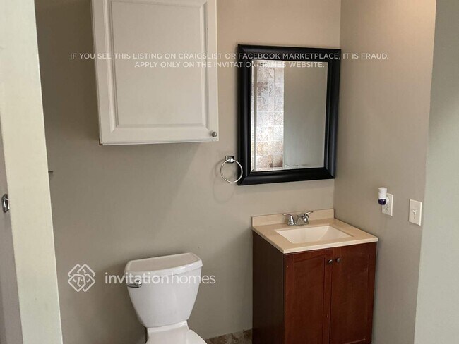 Building Photo - 1025 W 12th St