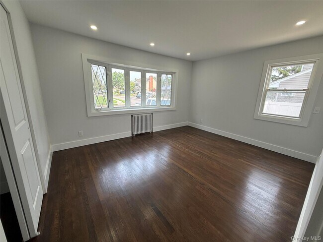 Building Photo - 9 Stanford Ln