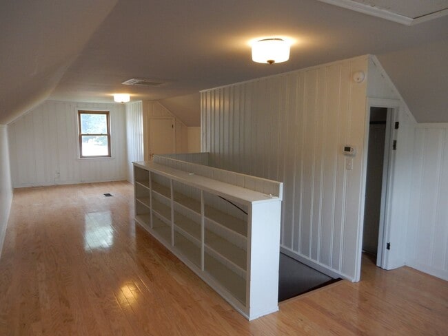 Building Photo - 3 BR home with fantastic location in the h...