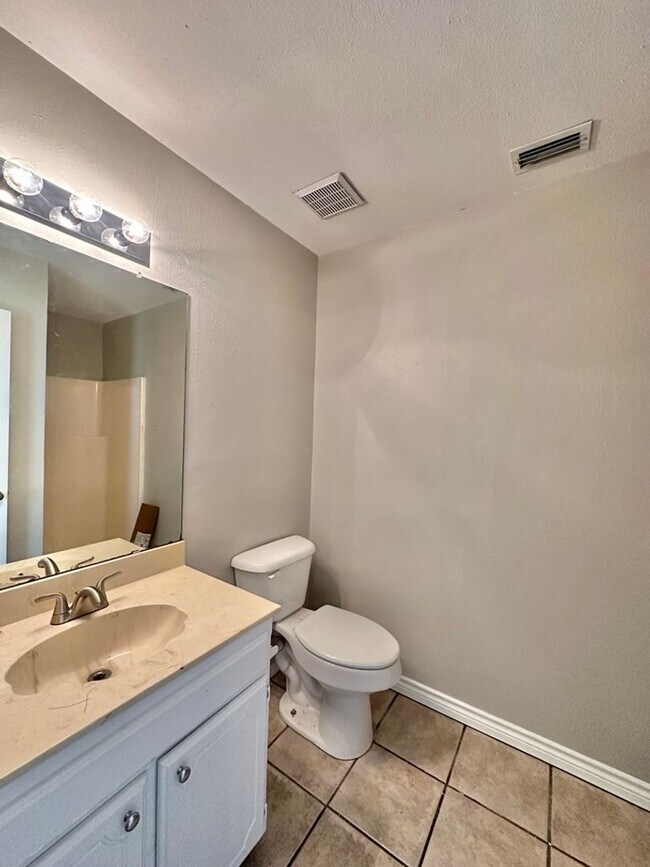 Building Photo - Stoneridge Duplex 454/452