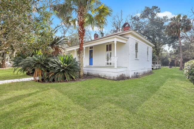 Building Photo - 3/1 historic Thunderbolt bungalow