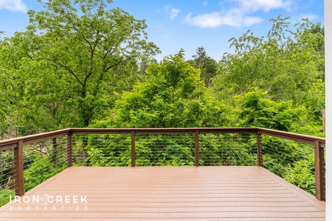 Building Photo - Beautiful Contemporary Home North of Downt...
