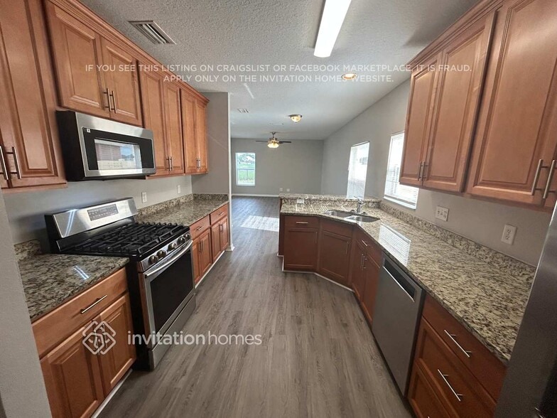 Building Photo - 10504 Lakeside Vista Dr