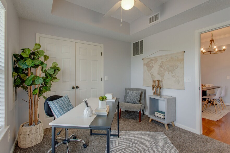 Bedroom/Office - 2025 Woodmont Blvd