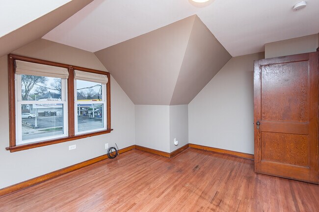 Building Photo - 1012 4th St SE