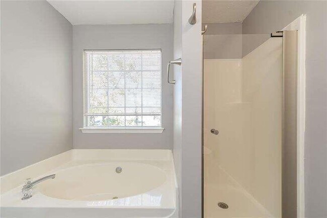 Building Photo - 2716 Lake Park Ridge W