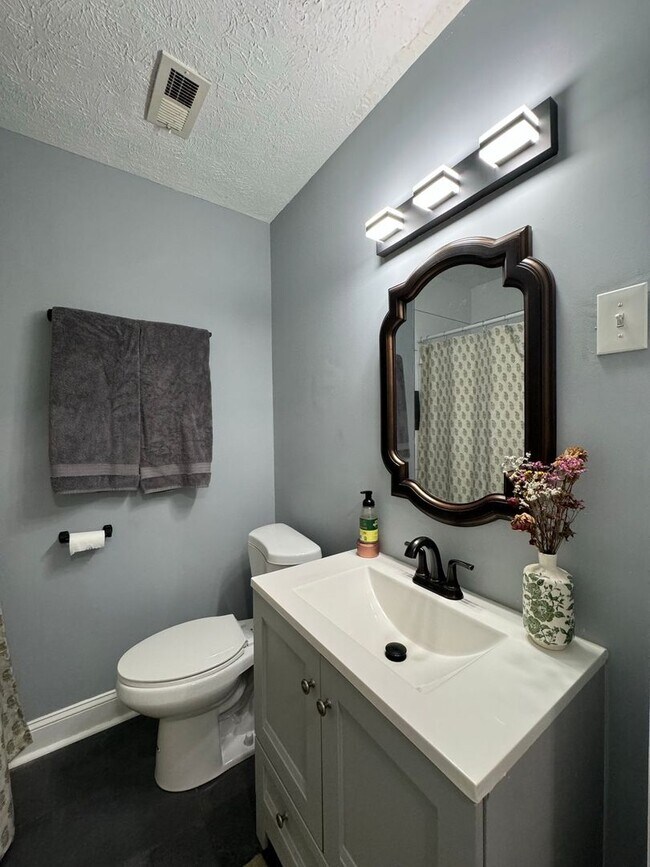 Building Photo - Welcome to this charming Cape Cod style ho...