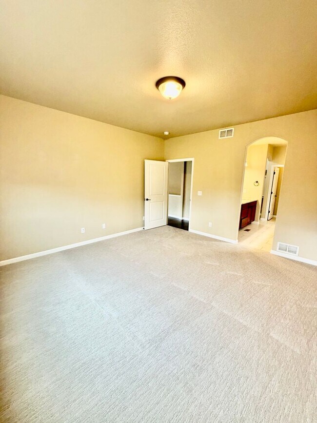 Building Photo - Renovated Milliken Home!