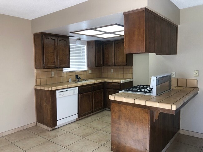 Building Photo - 464 N Cherry St