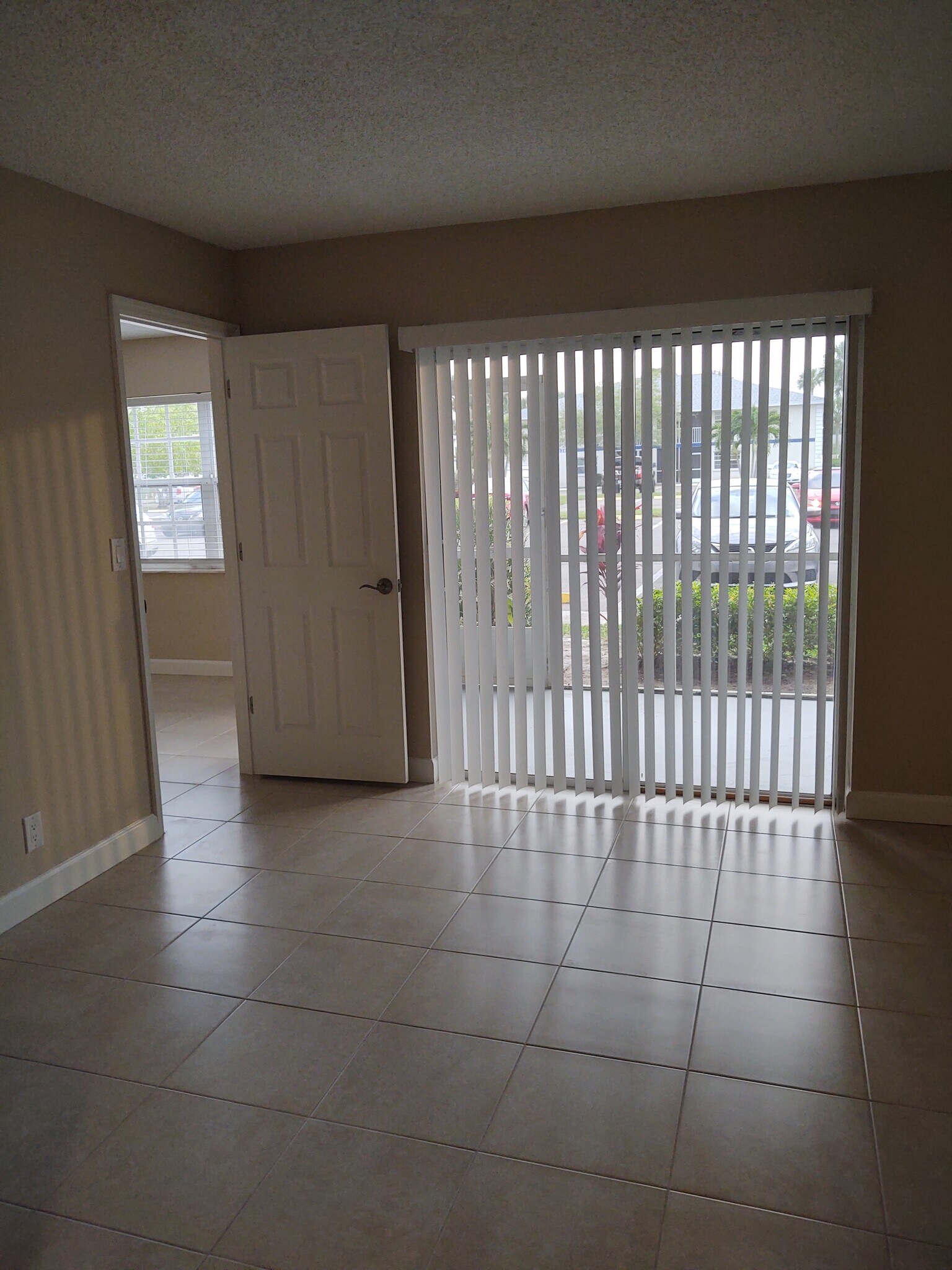 Building Photo - 1524 SE Royal Green Cir