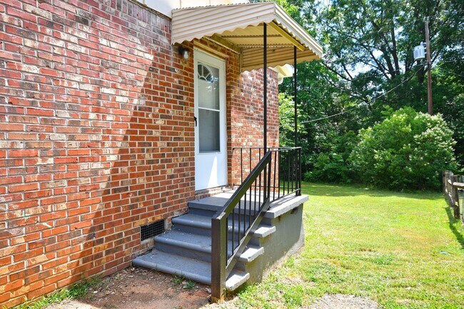 Building Photo - New Lower Price! Remodeled 3 bed / 1.5 bath home near downtown Spartanburg