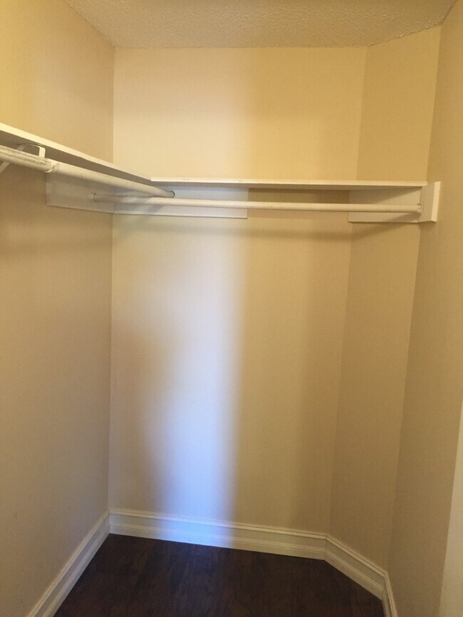 Building Photo - 550 Hassocks Loop