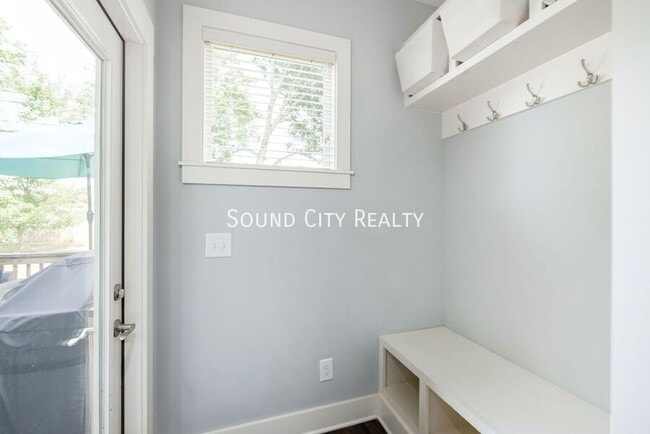 Building Photo - 606B Eastboro Dr