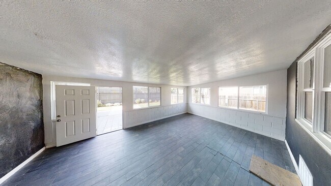 Building Photo - 6BD/3BA, Renovated Backyard!