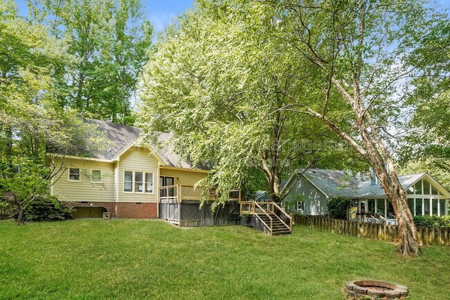 Building Photo - 220 W Elm Ave
