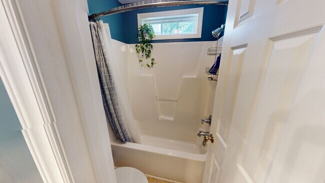Building Photo - 5 Bedrooms with Golf Course Views in Carol...
