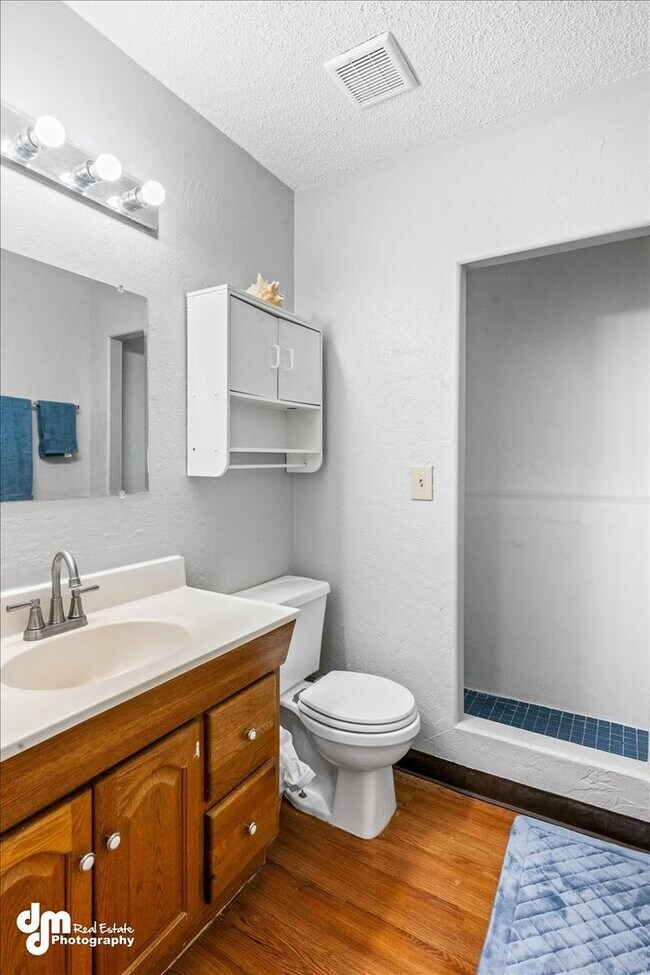 Building Photo - The Single-Family Alternative: 3BD/2BA Triplex Unit with Modern Comforts