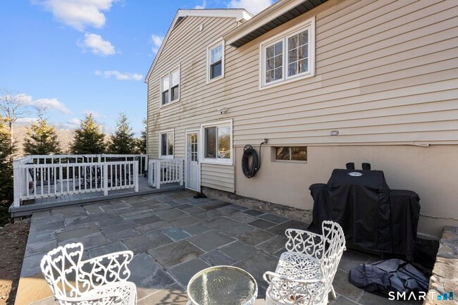 Building Photo - 540 Lakeside Dr