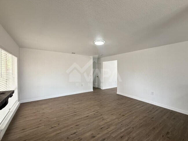 Building Photo - 2910 Lake Briar