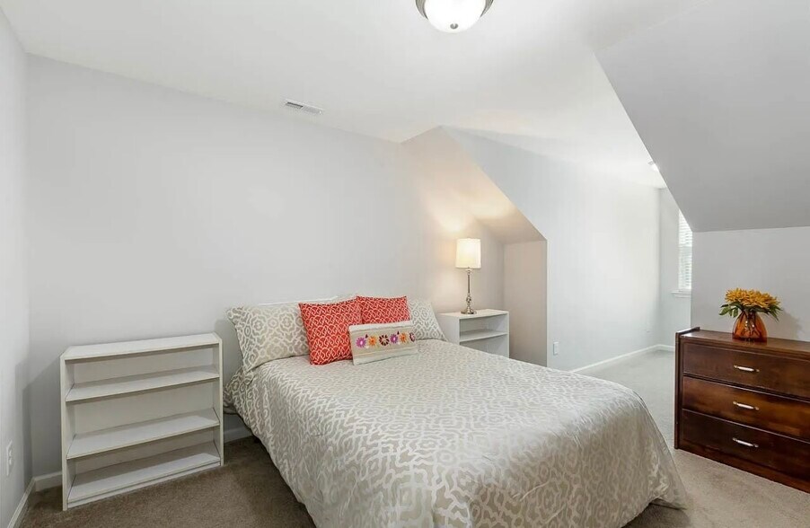 Building Photo - 206 Churment Ct