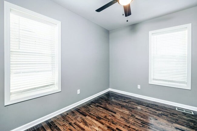 Building Photo - Single Family House! JUST RENOVATED! Centr...