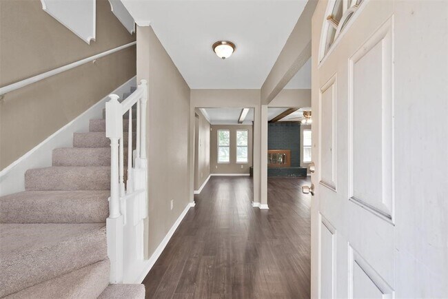 Building Photo - 696 Ravensworth Dr