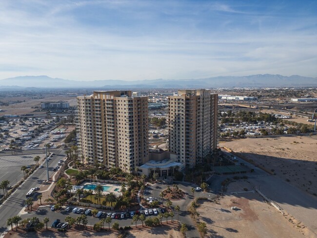 Building Photo - Luxury South Strip High Rise Unit