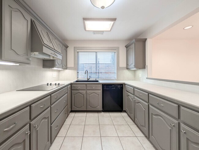 Building Photo - 10631 Del Monte Dr