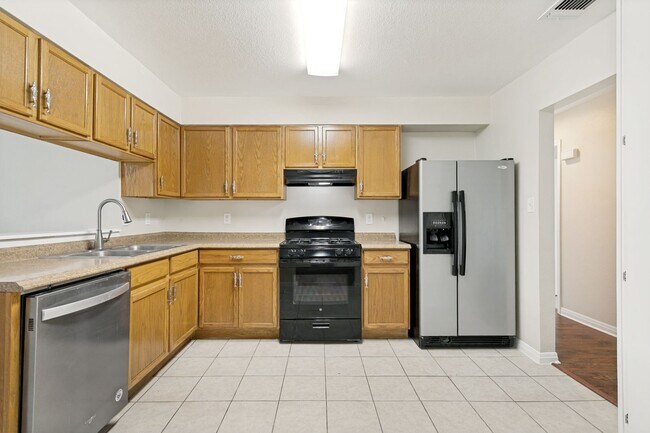 Building Photo - 5-BEDROOM HOME IN WILSHIRE TERRACE