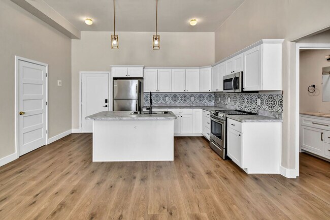 Building Photo - VINTAGE VAULT