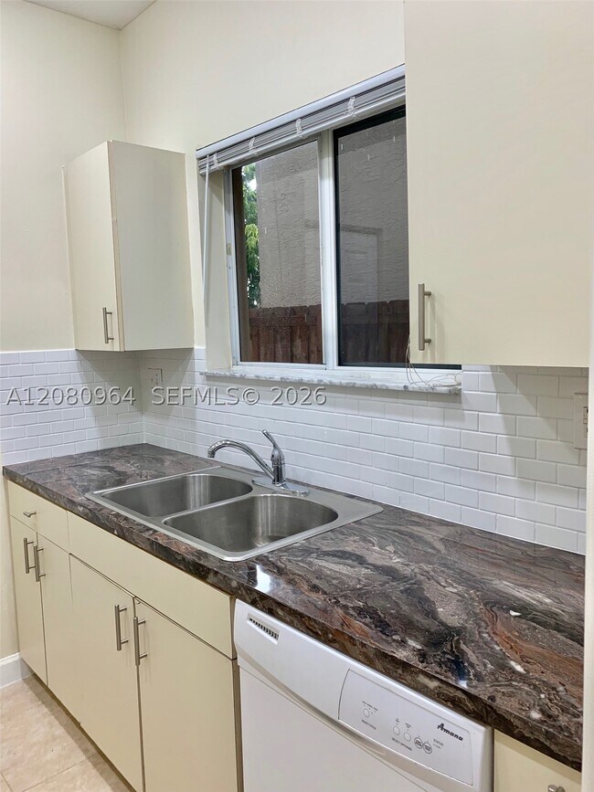 Building Photo - 2536 NE 41st Terrace