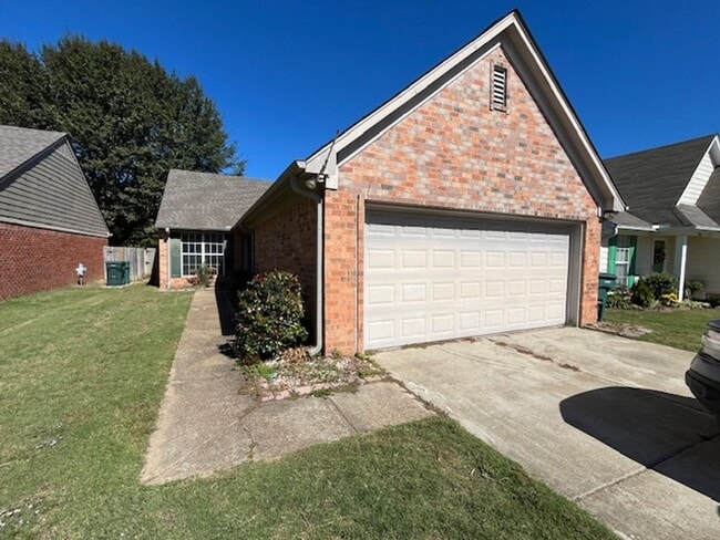 Primary Photo - 2 Bedroom 2 Bath Home with 2 Car Garage fo...