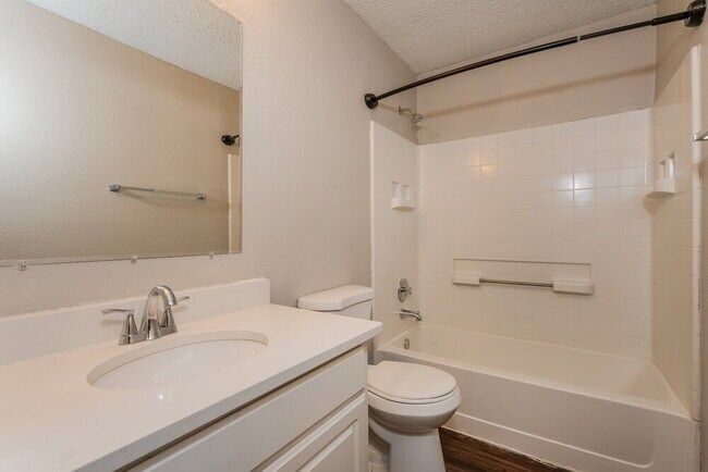 Building Photo - 1010 Hanover Dr