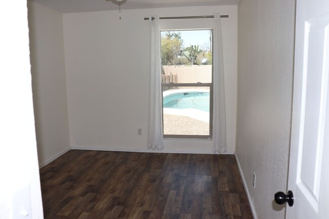 Building Photo - 5 Bedroom, 2 Bathroom