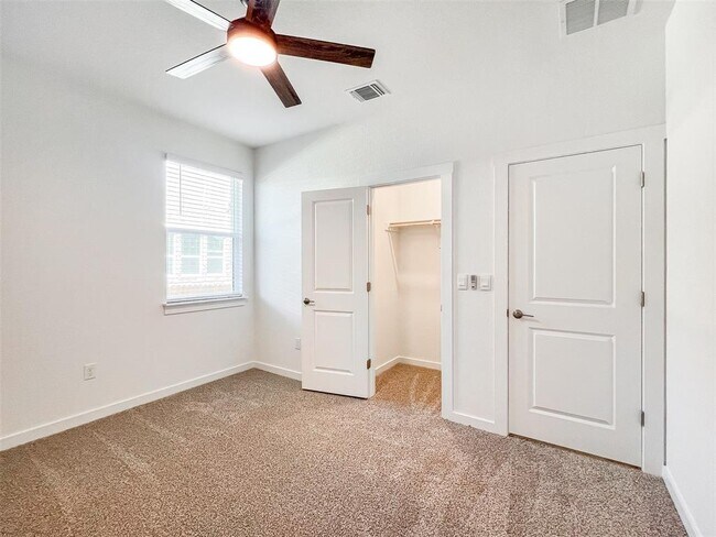 Building Photo - 1829 Walnut Grv Bnd