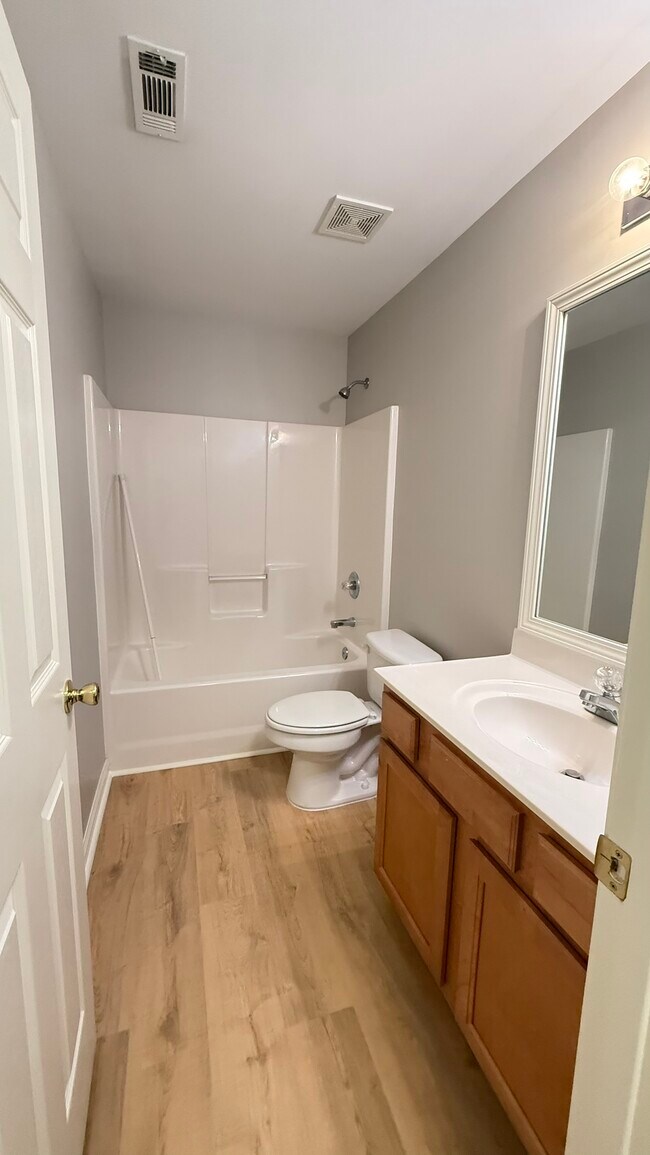 Building Photo - 2350 Walnut Tree Ct NE