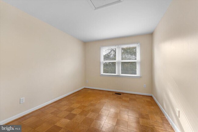 Building Photo - 5052 Cliffhaven Dr