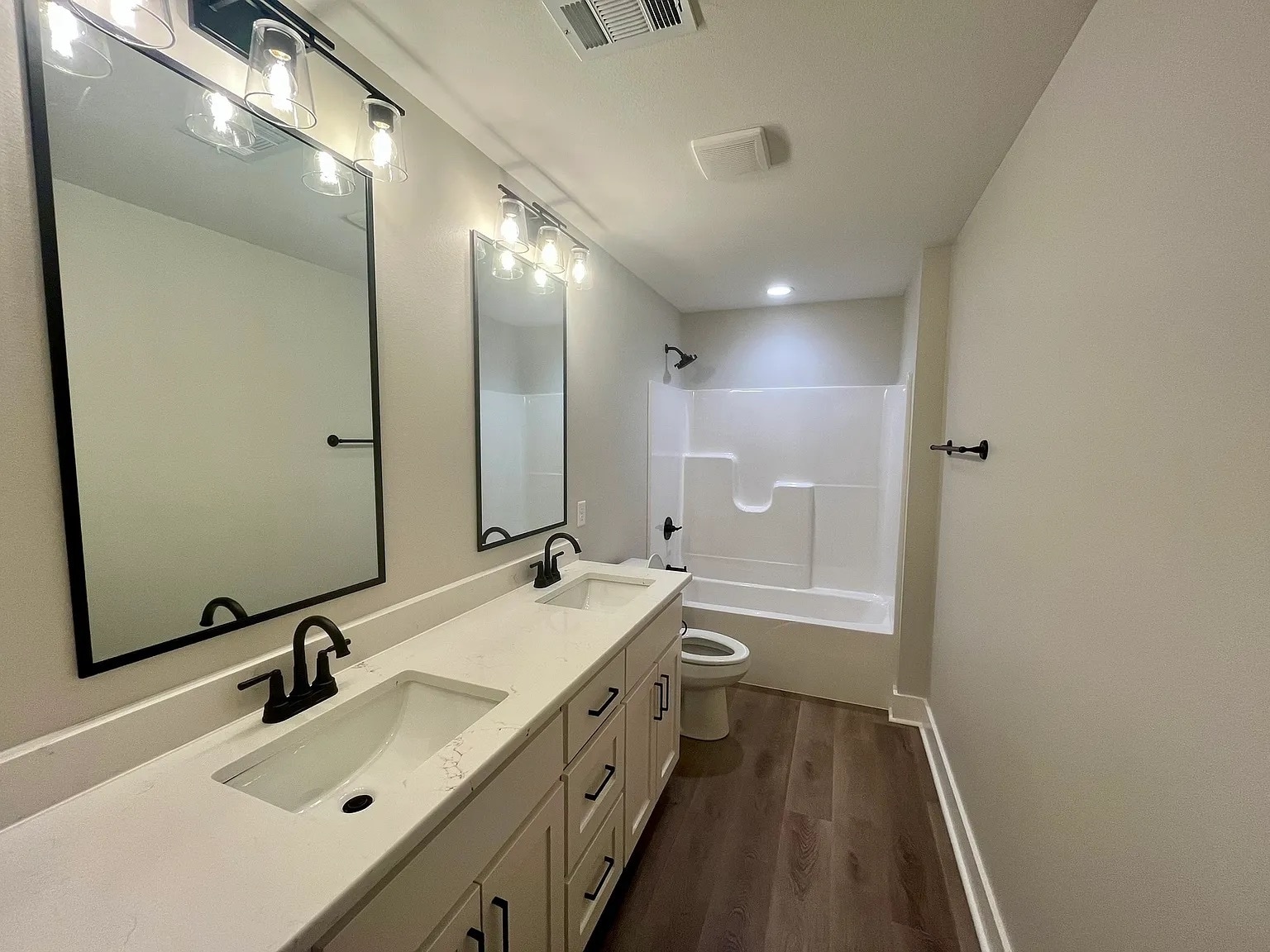 Building Photo - 4812 Old Oak Dr