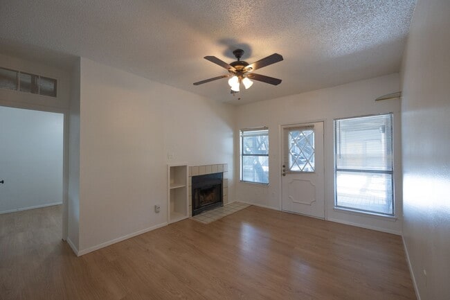 Building Photo - PRE-LEASE 2025/2026: Optimal location with...