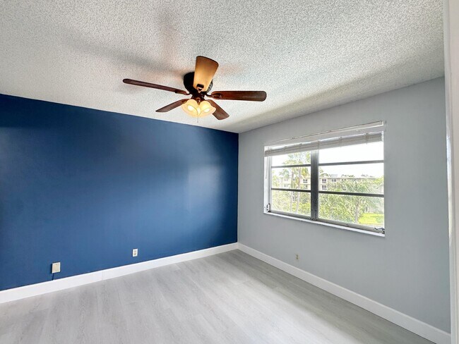 Building Photo - 2220 N Cypress Bend Dr