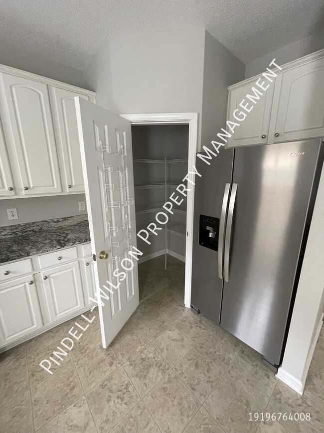 Building Photo - 3 Bed, 2.5 Bath, New Appliances, End Unit ...