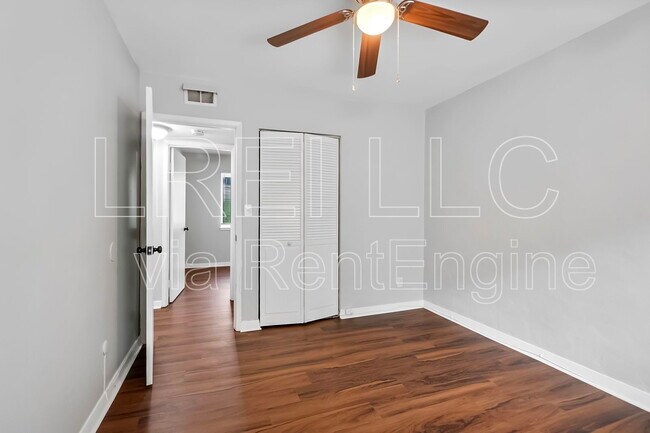 Building Photo - 2421 Lindsay Ave