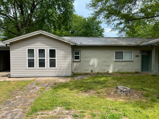 Primary Photo - 302 W Crawford St