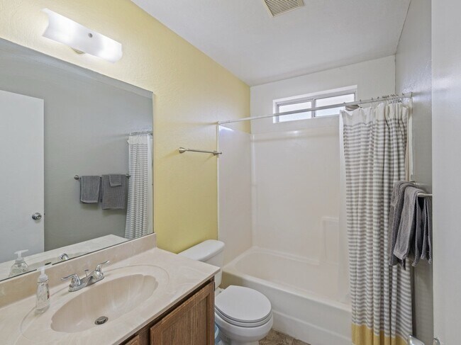Building Photo - 1237 Lenrey Ave