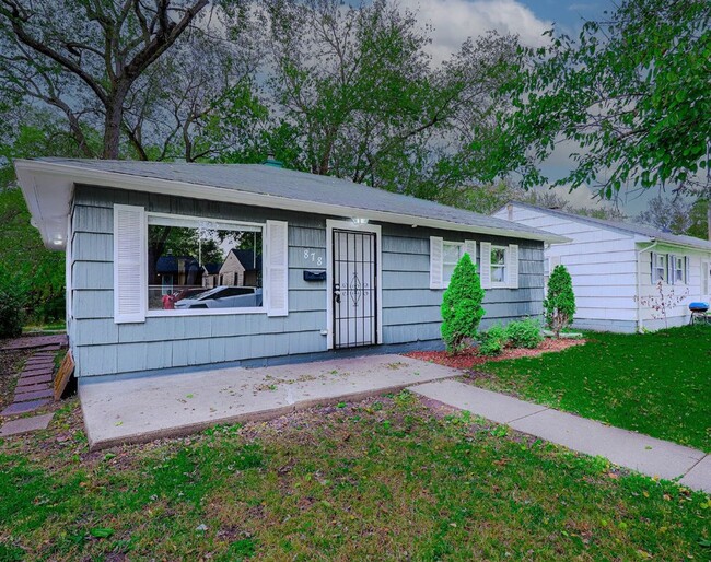 Building Photo - Charming Home