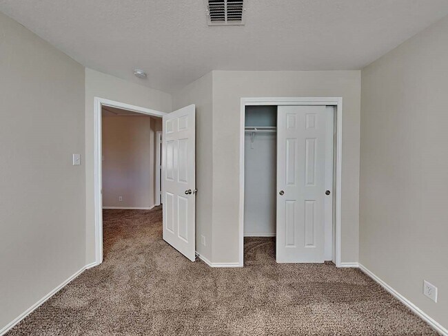 Building Photo - 114 Finch Knoll