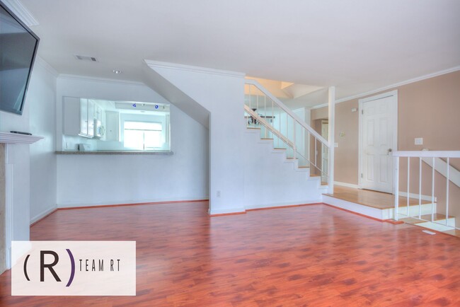 Building Photo - Limited-Time Offer for $2850! 2 bedroom an...