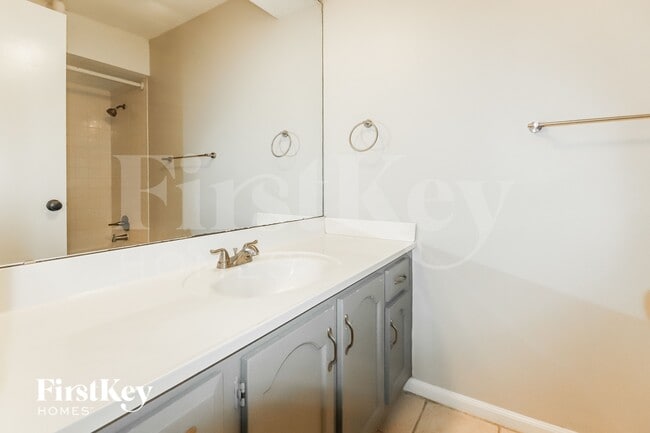 Building Photo - 11568 Earnshaw St