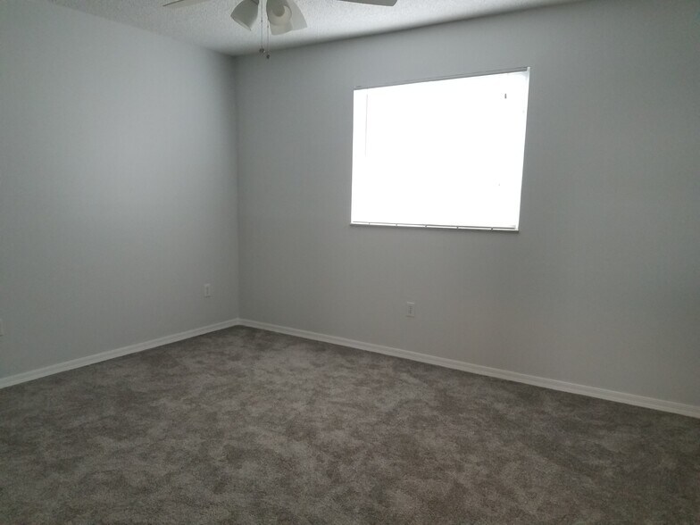 Building Photo - 5692 Bentgrass Dr