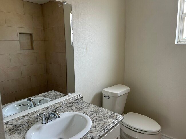 Building Photo - 4740 Loma Vista Dr